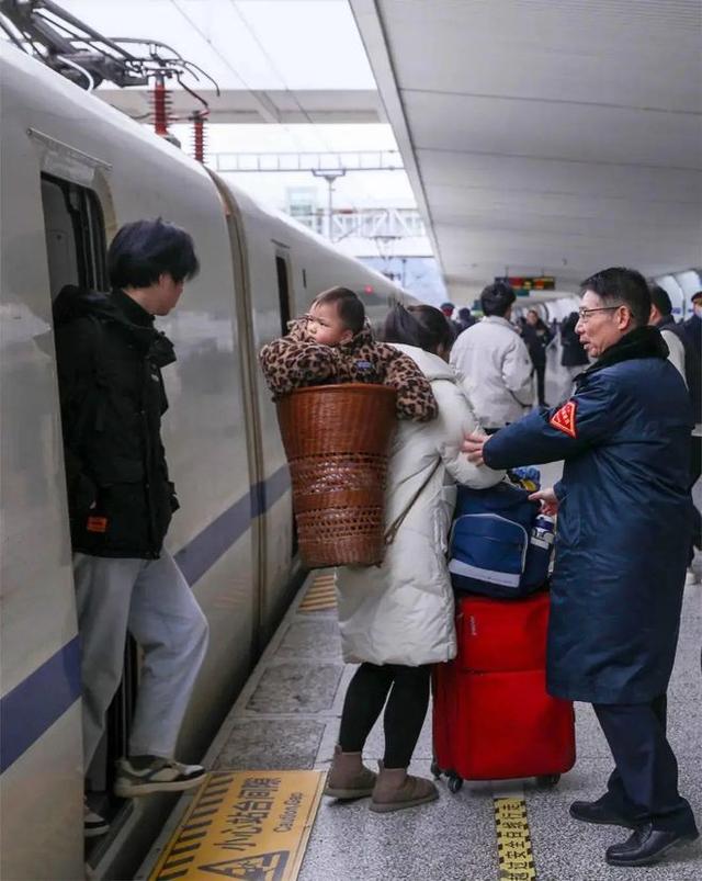 舅舅96年坐牢前买下京城5栋四合院，十年后出狱一看，当场懵了