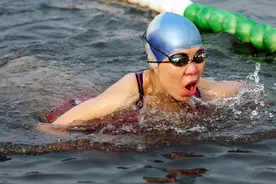 49岁大姐每天游泳，坚持了8年，体检后她的身体状况如何？图片