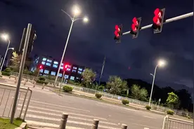 龙池一路段：尴尬了，这个路口行人怎么过马路？图片