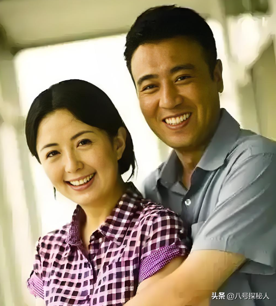 3岁丧父，吃姐姐奶水长大，成名后为8个哥姐买房，如今成全家骄傲