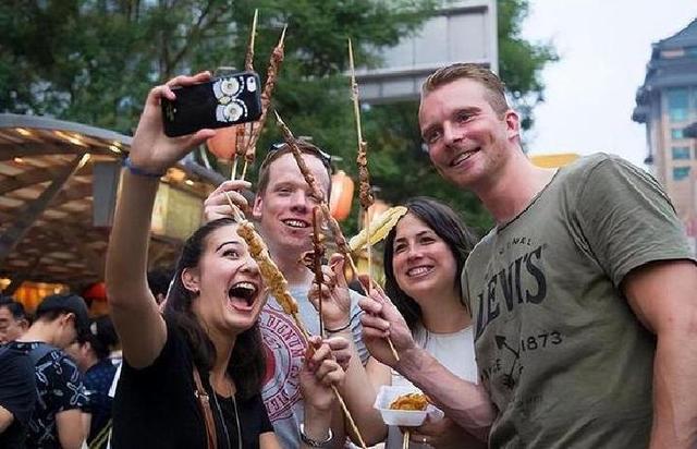 大量美国游客涌入洛阳，打着旅游幌子不去旅游不吃美食，为啥来？