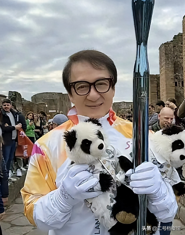 官媒对成龙的称呼变了！三字之差释放强烈信号，王晶真没说错