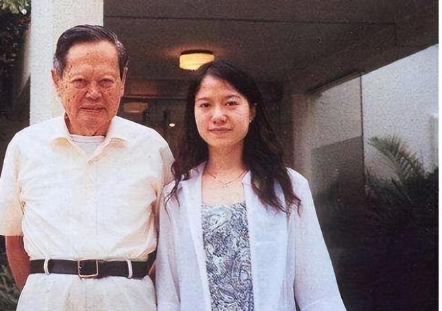 2021年	，99岁杨振宁与72岁岳母罕见出镜，头发黑了，翁帆有些发福
