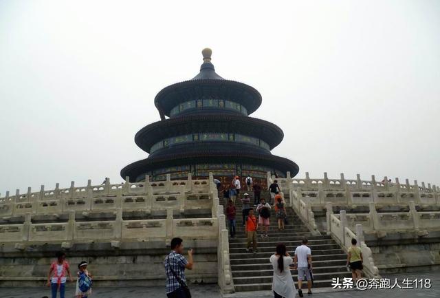 古木参天、绿草如茵，天坛景色秀