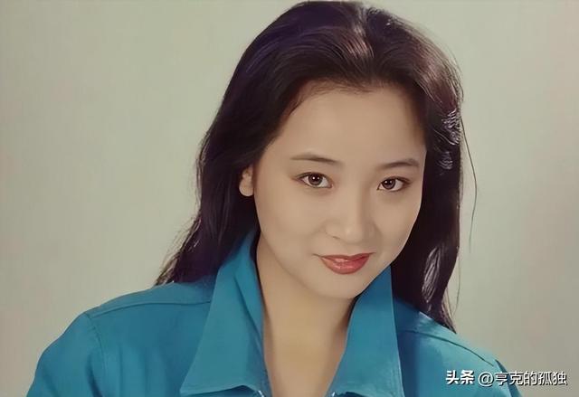 她是国家一级女演员，多次给坐轮椅丈夫戴绿帽，如今儿子也是演员