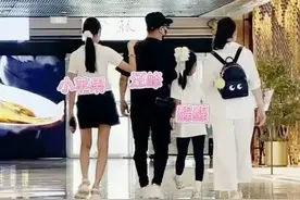 小苹果放假回国！汪峰带她和醒醒一起逛街，身高直逼爸爸背影超飒图片