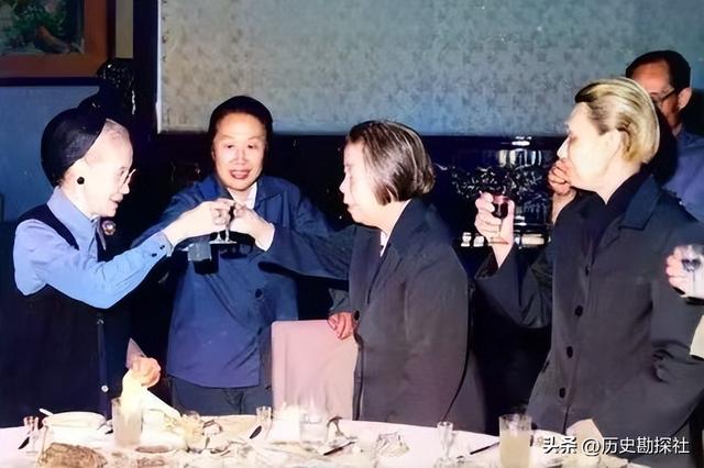 卫立煌将军的妻子有多漂亮？穿着时髦端庄优雅，不愧是北大校花！