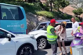 被打到头破血流还不能还手?小仙女逆行撞人竟打的这么理直气壮!图片