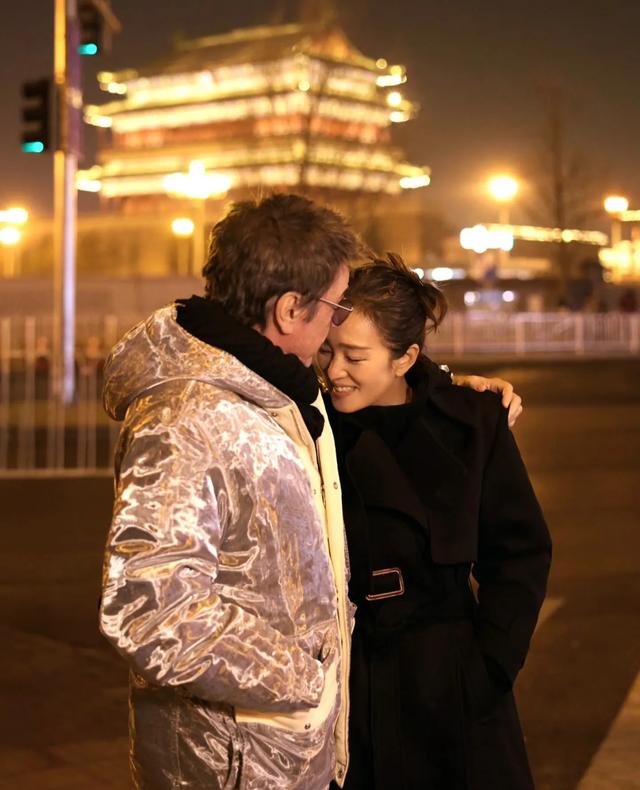 巩俐挽着老公逛北京，59岁拥有紧致小脸，77岁老公更是帅得离谱