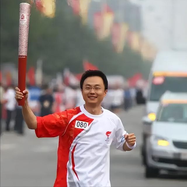 春妮没想到，丈夫刚强出席阅兵解说没多久，6岁儿子又给自己争光