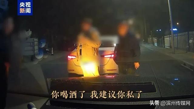 女子与男网友喝酒被劝酒驾	，撞车剐蹭遭索赔10万私了；警方：男子发现女方开豪车，自导自演碰瓷，5人被刑拘