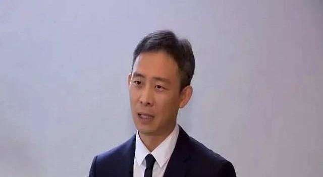 章子怡张译陈道明同框热聊，穿着正式有气质！陈道明张译同框好暖