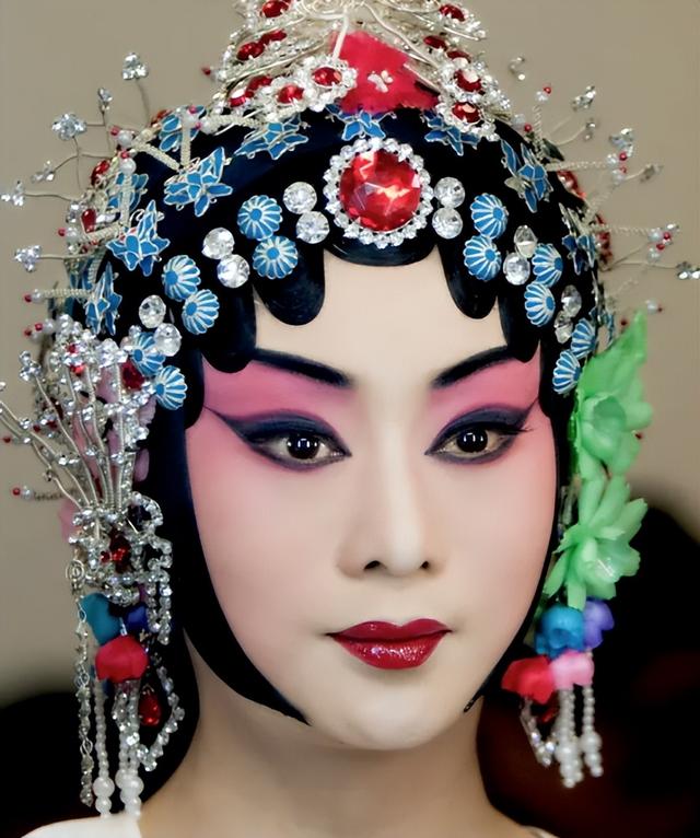 至今未婚未育，身边却有男人陪了近27年！59岁的她才是人间清醒