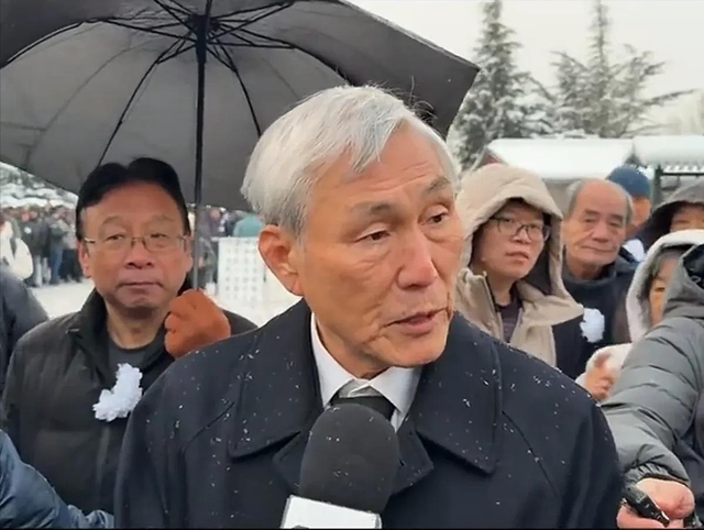 聂卫平葬礼	，长子捧遗像，两任妻子未现身，现任兰莉娅主持现场