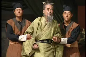 陶谦死前明明让刘备白嫖了6大猛将，1年不到，何故被吕布鸠占鹊巢图片