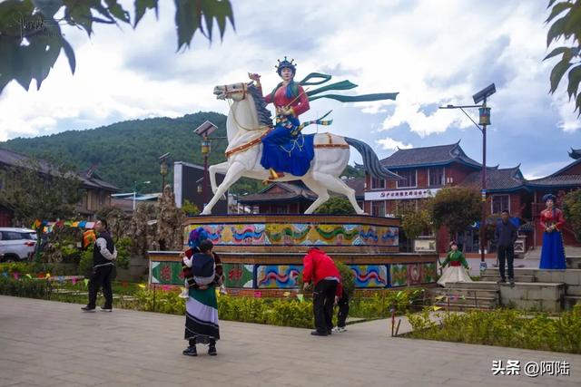 泸沽湖畔的狮子山海拔3770米，是摩梭族传说中格姆女神的化身