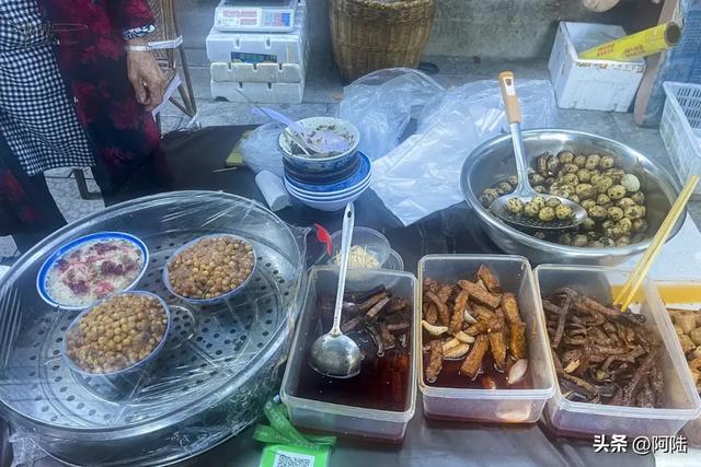 傍晚偶遇社区边的小小美食街,好几个摊位前都排着长队