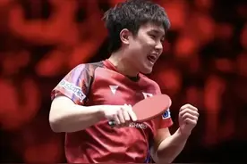 张本智和吼声震撼球馆，轰出首个11：0，母亲罕见出现在教练席。图片