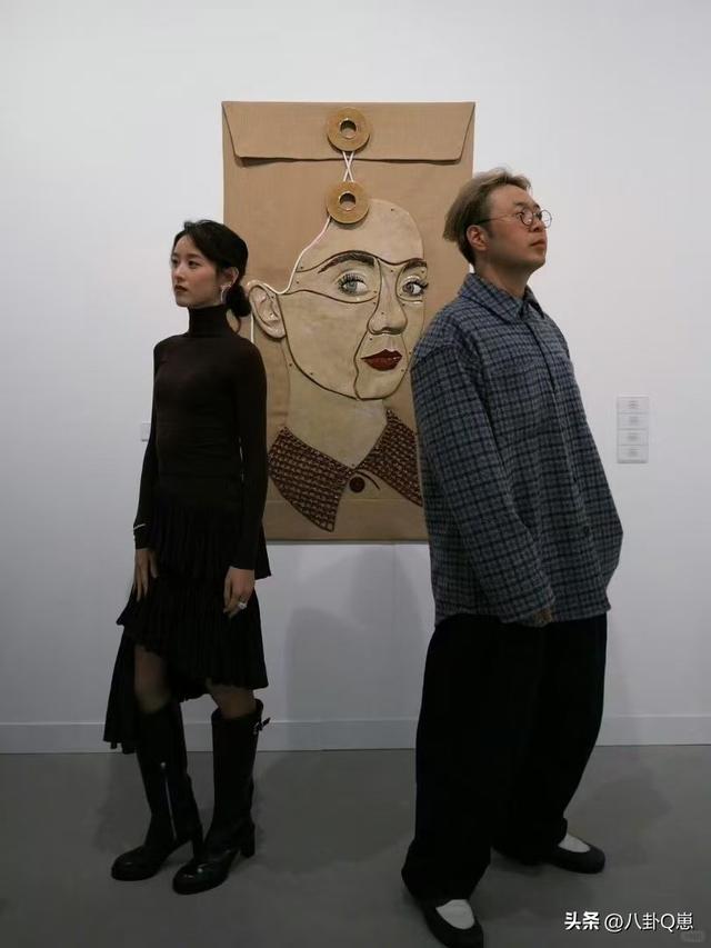 婚变传闻仅5天，刘强东"坦白"没自信，章泽天状态好到和男星看展