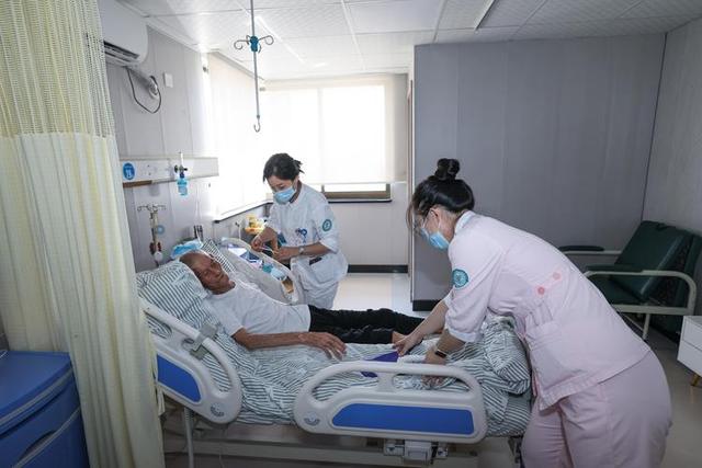 中国将迎人口死亡高峰！22年1041万，23年1100万，去年死亡多少？