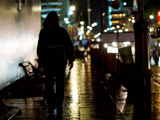 我五岁过继给大伯，如今老家搬迁补45万，大伯打电话催促我快回去