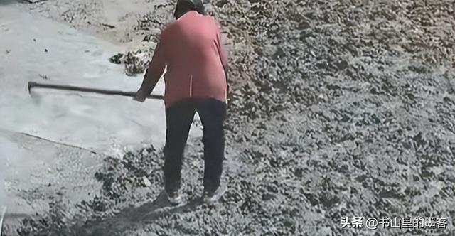 老人破坏水泥路面后续：民警走了又挖，村干部曝内情，子女被牵连