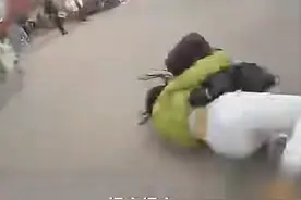 孩子高热惊厥，妈妈着急就医抱着孩子摔倒太揪心 评论区共情了图片
