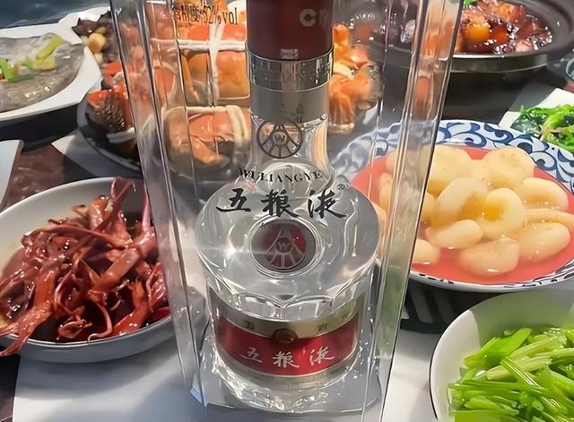 太丢人了，北京一大爷参加酒席，随礼200，竟连喝带拿6瓶五粮液
