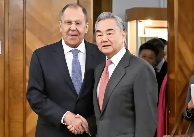 坏消息接二连三传来，中国不再惯着日本，高市竟想把普京拖下水