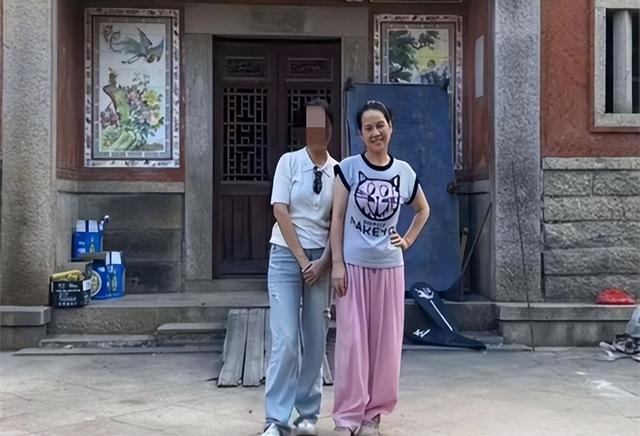 赖昌星妻子曾明娜现状，独居3000平老宅，做饭弄花草活成人生赢家