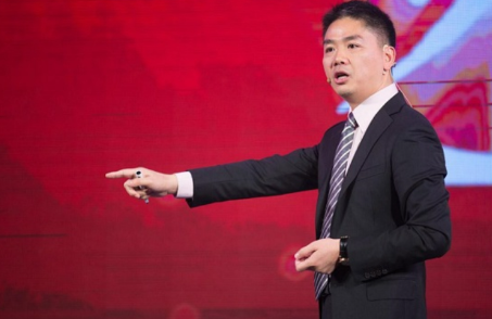 刘强东章泽天久违合体仅3天，令人恶心的一幕上演，杨颖也被牵连