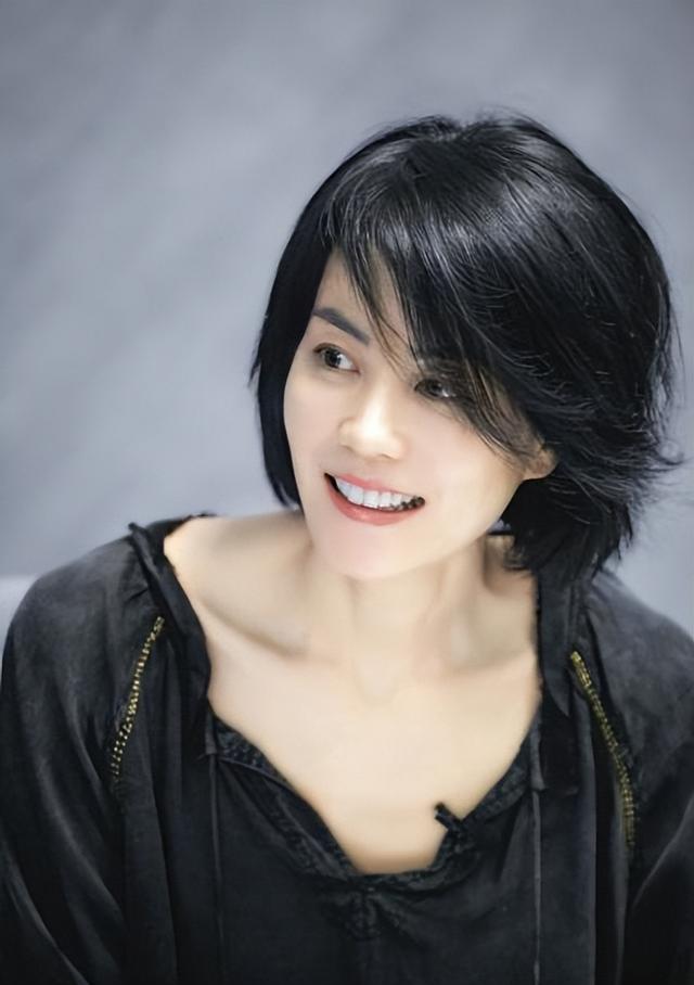 官方发文，高调官宣56岁王菲喜讯，让谢霆锋和整个娱乐圈沉默了