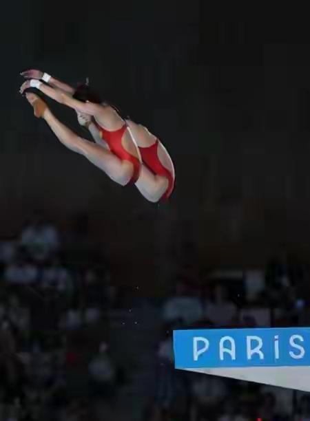 成龙邀请全红婵：找你拍电影免费行不行？全红婵高情商回应太绝了