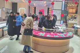 山西太原黄金饰品市场：消费需求渐旺 价格微幅上涨图片