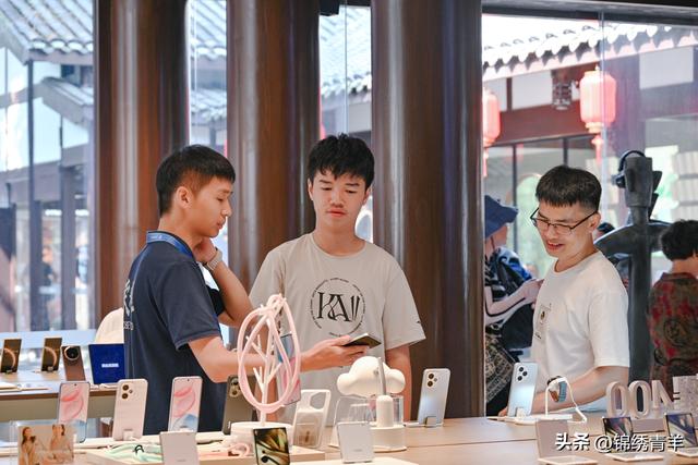 世运有礼·青羊等你 | 青羊退税商店超50家 入境游客“扫货”省一笔