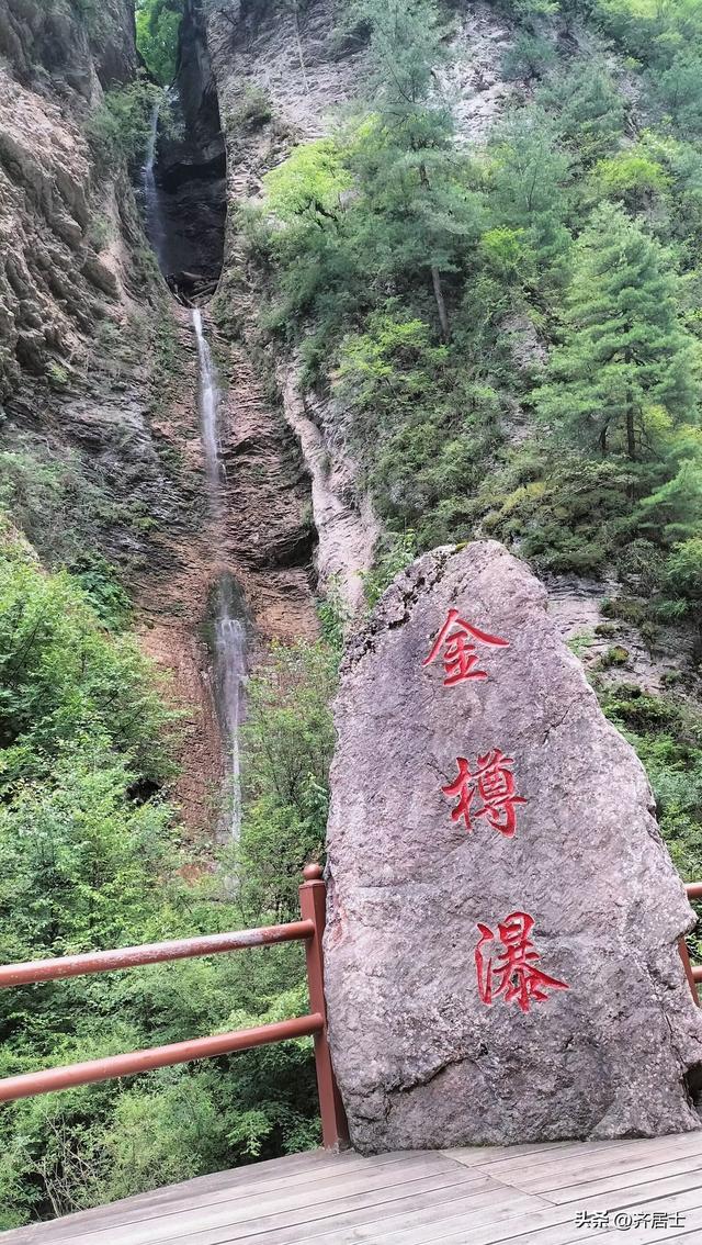 游览西北“小九寨”官鹅沟