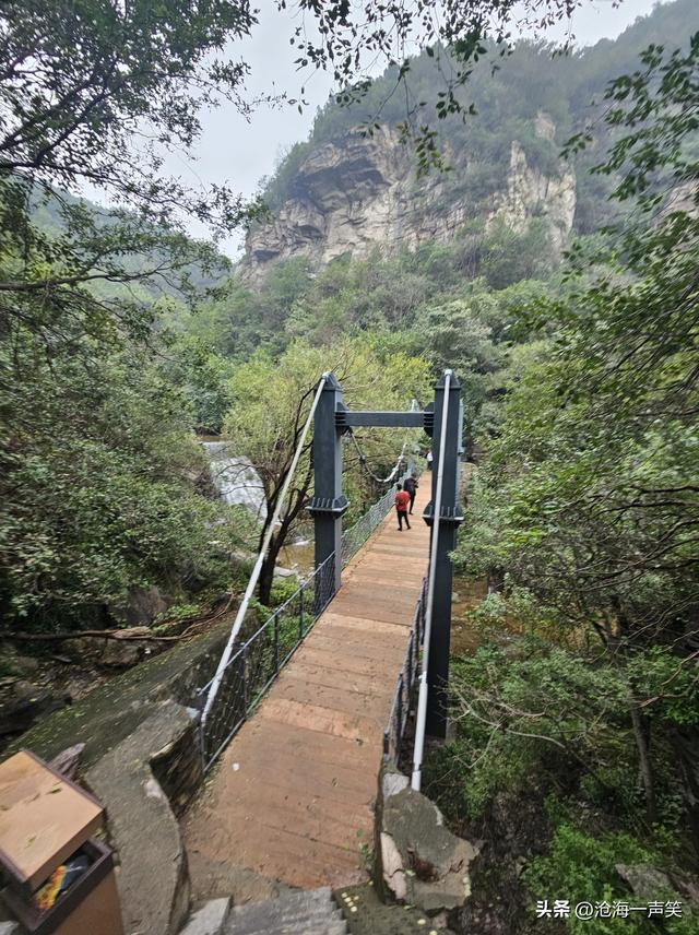 黑龙潭，飞泉流瀑，铁桥横亘，重峦叠嶂，一起走吧，强身健体吧！