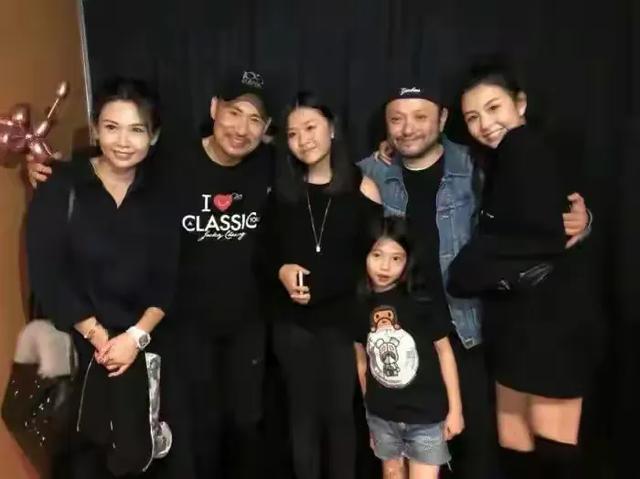 57岁邱淑贞游普陀山被偶遇，身材娇小苗条，打扮低调女神气质依然