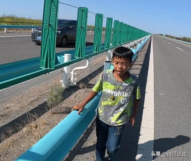 亲爹把儿子扔新疆国道上！妈妈烈日徒步1.5公里寻找，后续很寒心