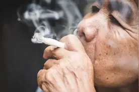 戒烟戒出一身病？70岁后还有必要戒烟吗？医生给出了明确答案！图片