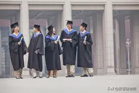 孩子步入大学究竟应不应该竞选班干，班干又能带来什么好处？图片