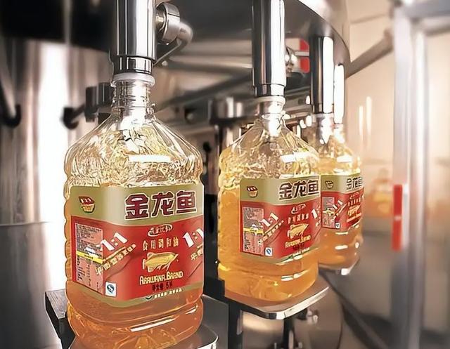 新加坡总理公开支持高市后，被罚18亿账单的金龙鱼	，凉得更快了