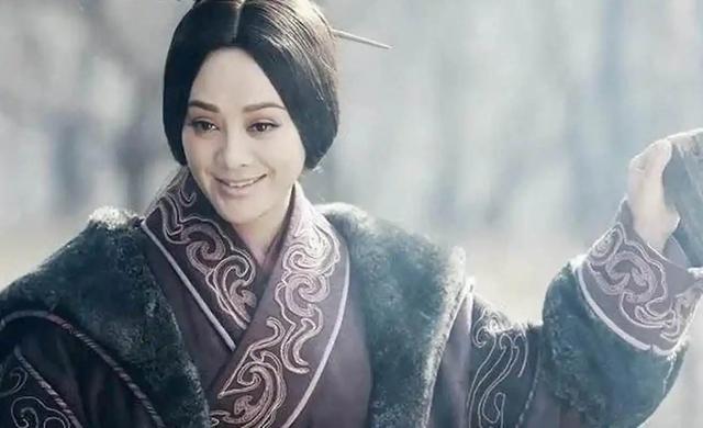 她陪他睡了30年,生下2个儿子,最后却亲手将他毒杀在自己寝宫里