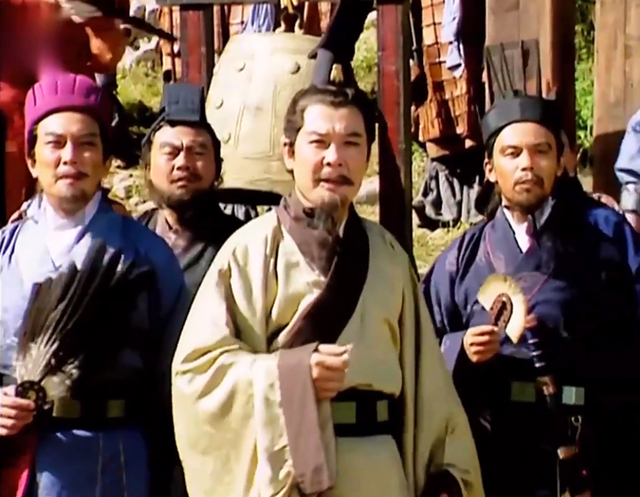 荆州，庞统主张放弃，诸葛亮则力主必占，两人的军事水平高下立见