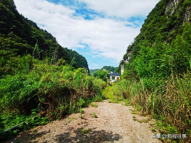 旧时古道，如今人迹罕至；峡谷中间，有一个美丽野瀑布