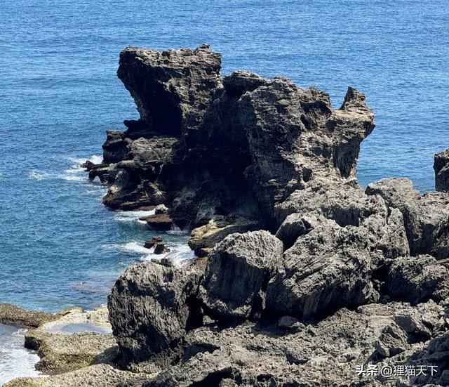 我国台湾岛有富贵角和鹅銮鼻，还有猫鼻头，都是自然形成的