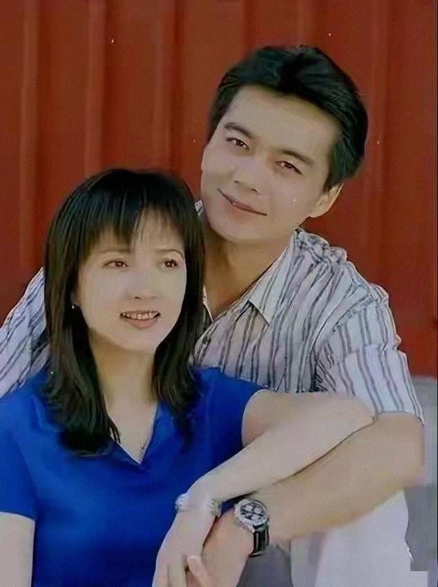 “古典佳人”何晴离世，前夫许亚军已前往海外，儿子许何才24岁