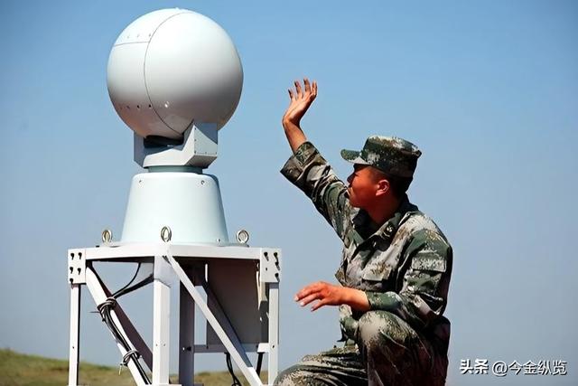 中印边境现"金属鬼怪"！解放军机器人哨兵上岗，印军还在苦熬严寒