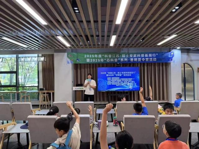 太酷了！青少年探秘高端 AI 芯片制造，沉浸式造 “AI 大脑”