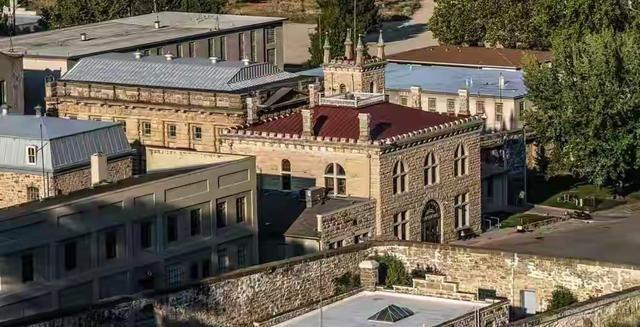 真相炸裂！吴石夫人家族联名发声，三面横幅揭开尘封百年身世！